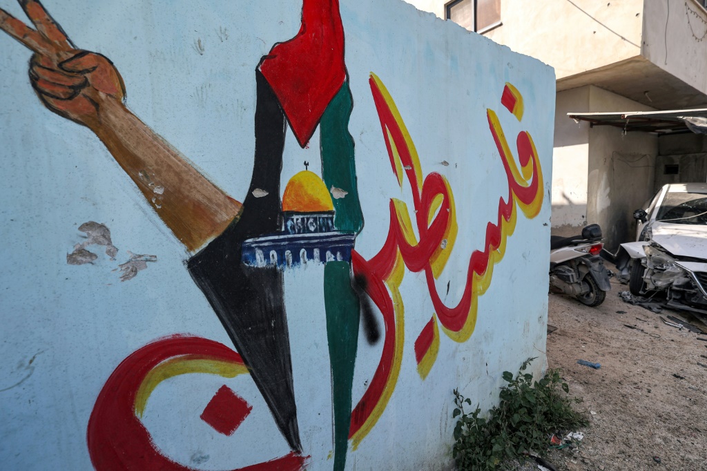 لوحة جدارية لفلسطين التاريخية بألوان العلم الفلسطيني في مخيم جنين للاجئين الفلسطينيين في الضفة الغربية المحتلة في 18 نيسان/أبريل 2023 (ا ف ب)