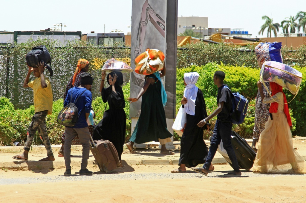 سكان يفرون من الخرطوم في 18 نيسان/أبريل 2023 مع استمرار القتال العنيف في السودان بين الجيش وقوات الدعم السريع (ا ف ب)