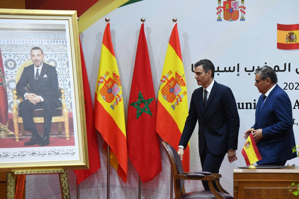 رئيس الحكومة الإسبانية بيدرو سانشيز (الى اليسار) ونظيره المغربي عزيز أخنوش على هامش لقاء مشترك في الرباط في الثاني من شباط/فبراير 2023 (ا ف ب)