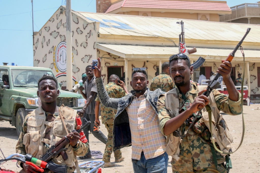  جنود موالون لقائد الجيش السوداني عبد الفتاح البرهان يقفون لالتقاط صورة في قاعدة لقوات الدعم السريع في مدينة بورتسودان على البحر الأحمر. (ا ف ب)