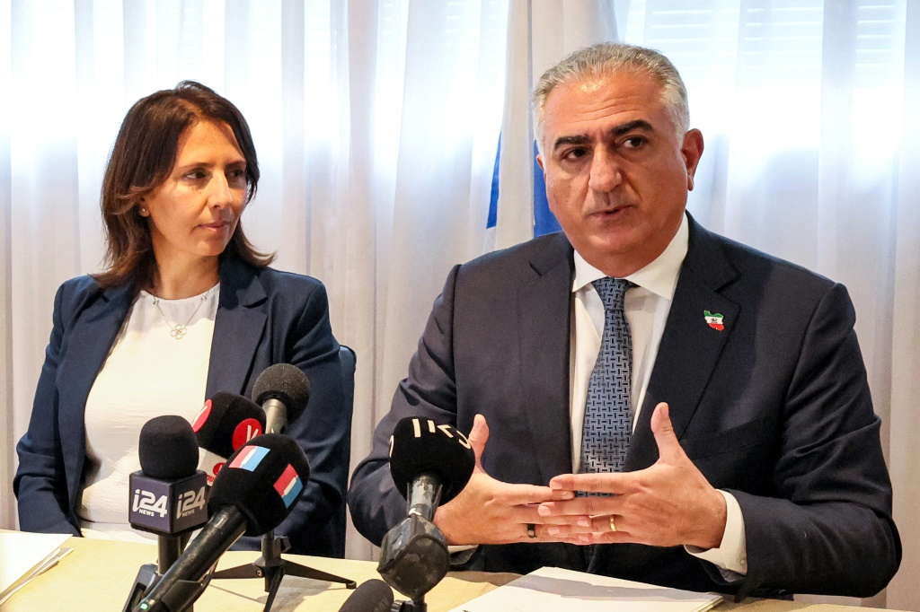     يمثل رضا بهلوي ، الذي يعيش في الولايات المتحدة ، أحد مكونات المعارضة العديدة المتمركزة خارج إيران (أ ف ب)
