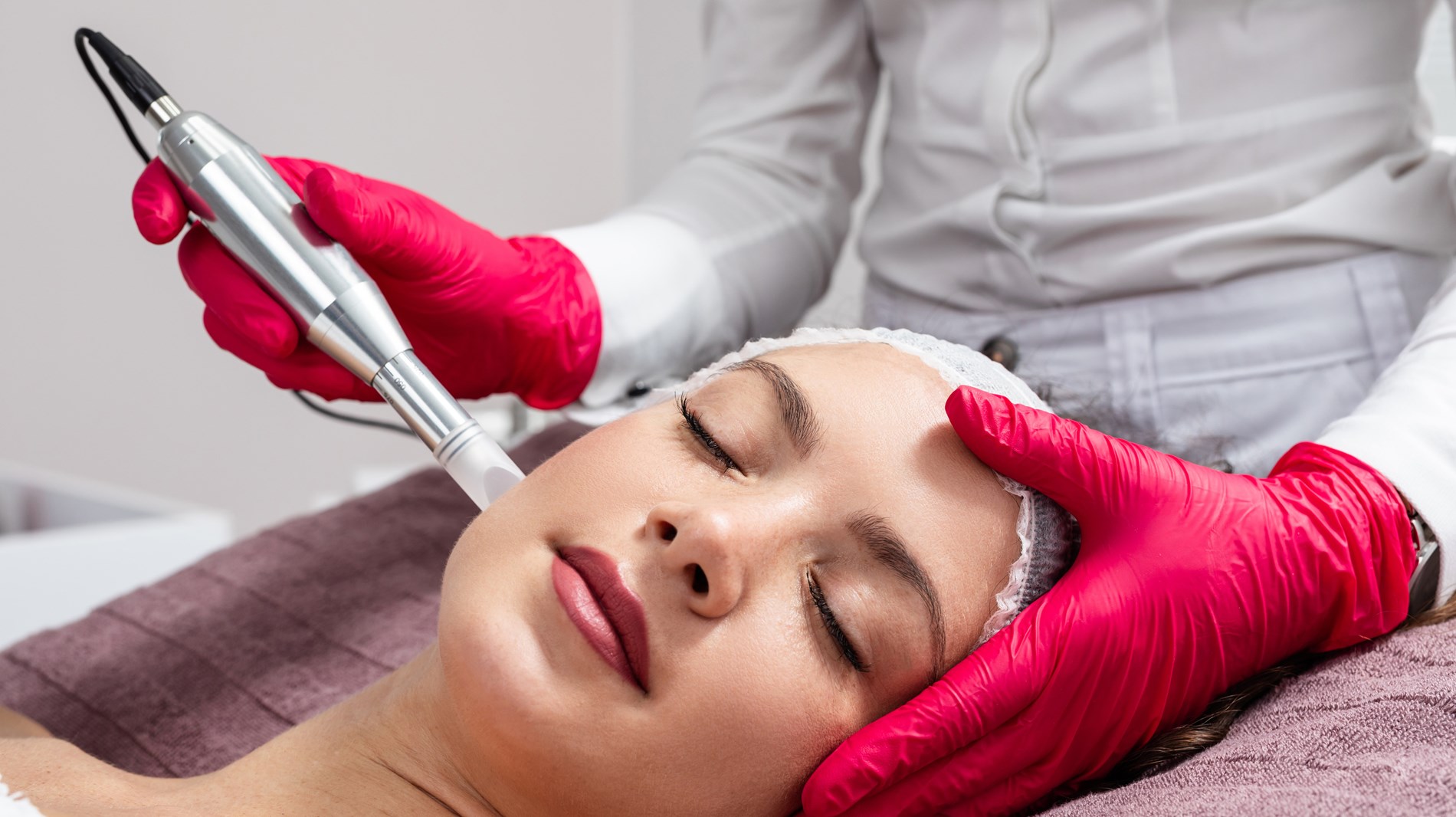 استقبلي العيد ببشرة مشرقة مع تقنية «microneedling»(زهرة الخليج)