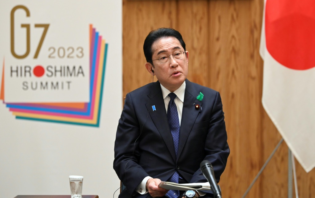 رئيس الوزراء الياباني فوميو كيشيدا يرد على أسئلة وسائل إعلام أجنبية، بمقره الرسمي في طوكيو في 20 نيسان/أبريل 2023 (ا ف ب)