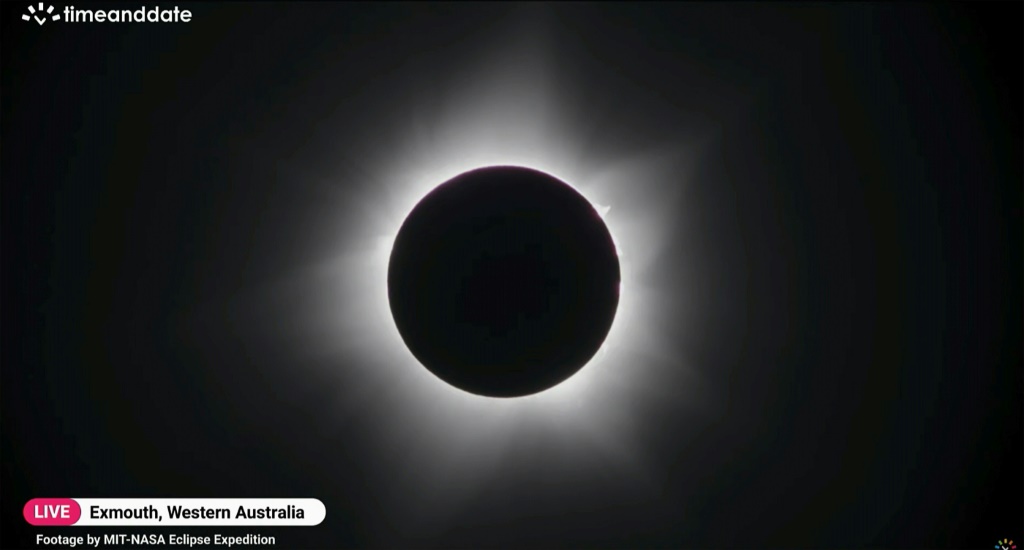 لقطة لكسوف الشمس الكلي مسجلة من مرصد مدينة إكسموث في غرب أستراليا في 20 نيسان/ابريل 2023 (ا ف ب)