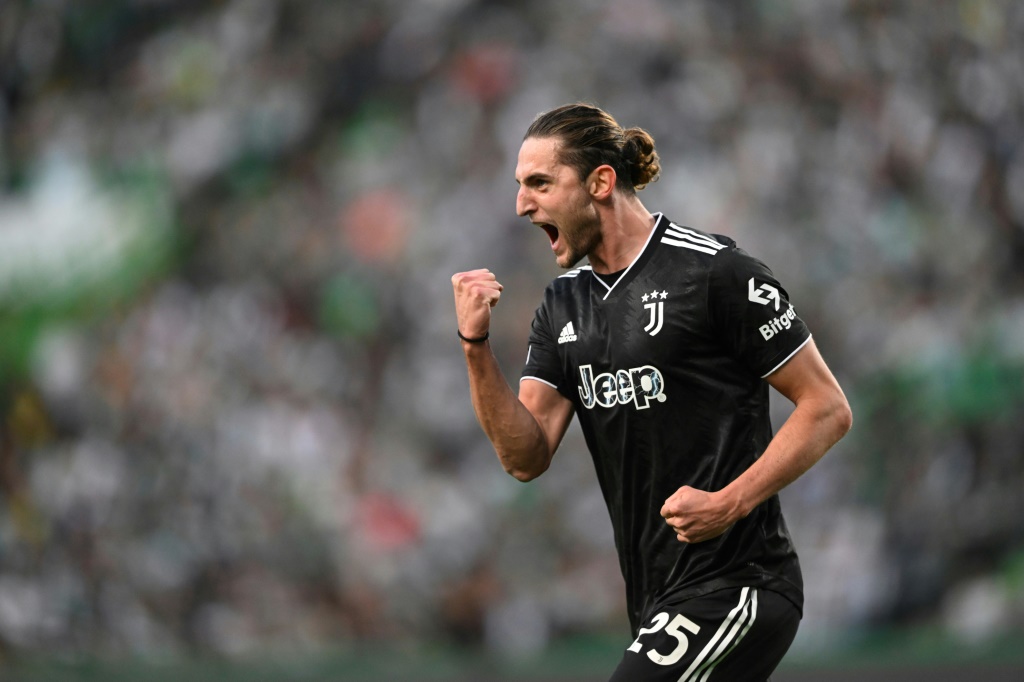 لاعب الوسط الفرنسي أدريان رابيو محتفلاً بافتتاح التسجيل ليوفنتوس الإيطالي في مرمى سبورتينغ البرتغالي في إياب ربع نهائي يوروبا ليغ. 20 نيسان/أبريل 2023 (ا ف ب)