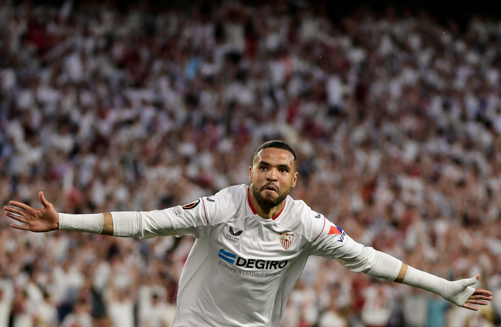 المغربي يوسف النصيري يحتفل بتسجيله هدفًا لإشبيلية الاسباني ضد مانشستر يونايتد الانكليزي في اياب الدور ربع النهائي من الدوري الاوروبي "يوروبا ليغ" في 20 نيسان/أبريل 2023 (ا ف ب)