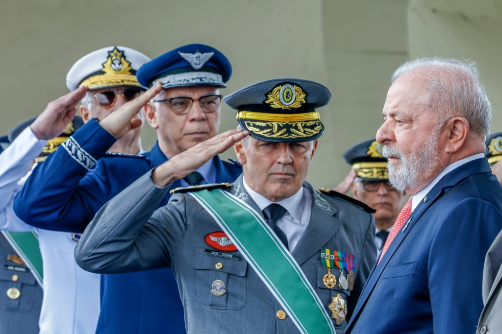 الرئيس البرازيلي لويس إيناسيو لولا دا سيلفا يشارك في الاحتفال بعيد الجيش في برازيليا في 19 نيسان/أبريل 2023 (ا ف ب)