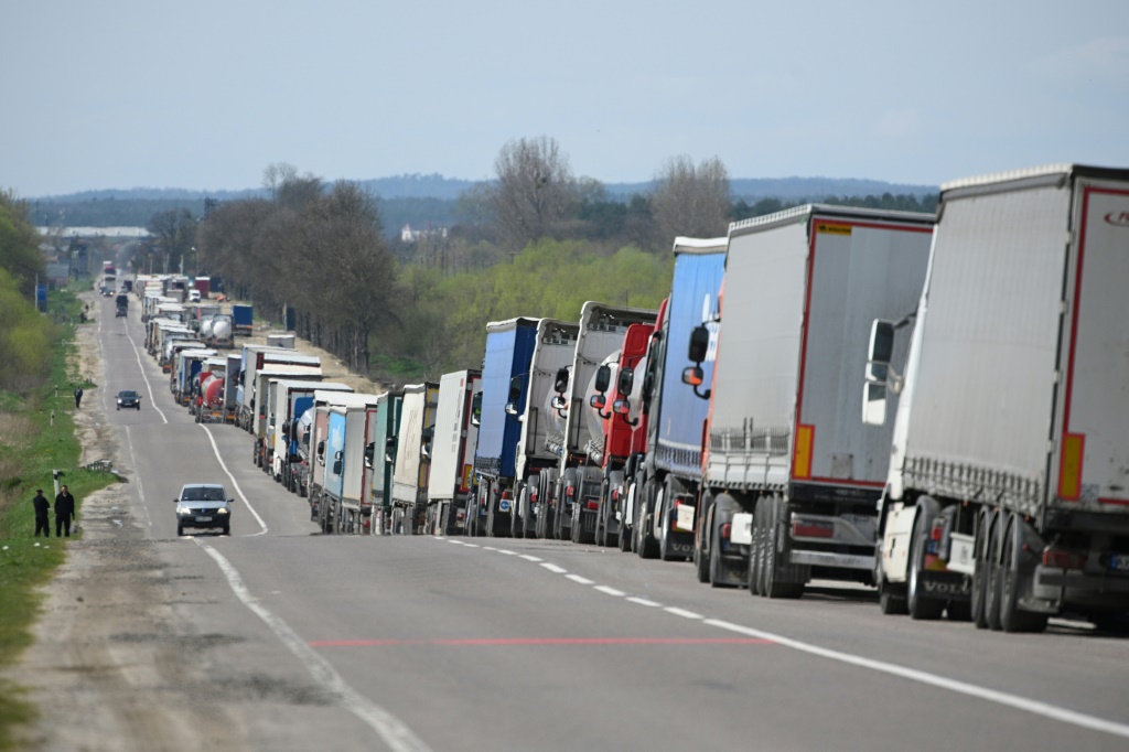 شاحنات عند الحدود بين أوكرانيا وبولندا بتاريخ 18 نيسان/أبريل 2023 (ا ف ب)