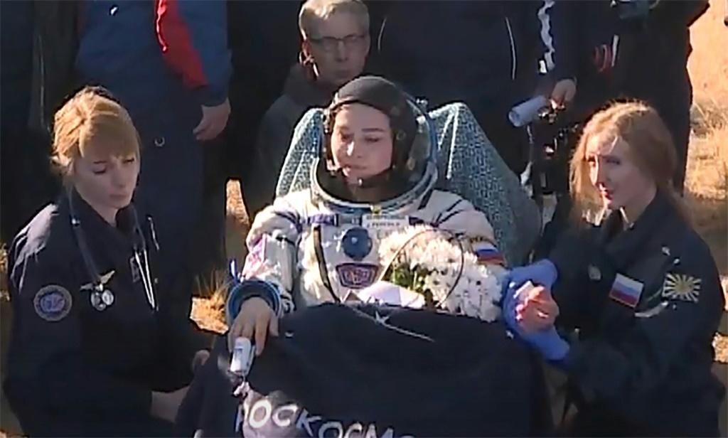 صورة من تسجيل مصور نشرته وكالة الفضاء الروسية في 17 تشرين الأول/أكتوبر 2021 تظهر الممثلة الروسية يوليا بيريسيلد لدى عودتها إلى الأرض بعد 12 يوماً أمضتها في محطة الفضاء الدولية لتصوير أول فيلم في مدار الأرض (ا ف ب)