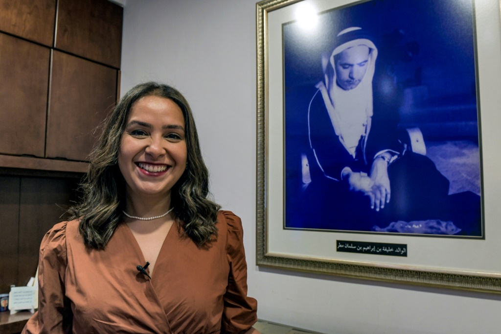 صورة ملتقطة في 19 آذار/مارس 2023 تظهر فاتن مطر، وهي مديرة متجر للمجوهرات في المنامة، بجانب صورة لجدها خلال مقابلة مع وكالة فرانس برس في العاصمة البحرينية (ا ف ب)