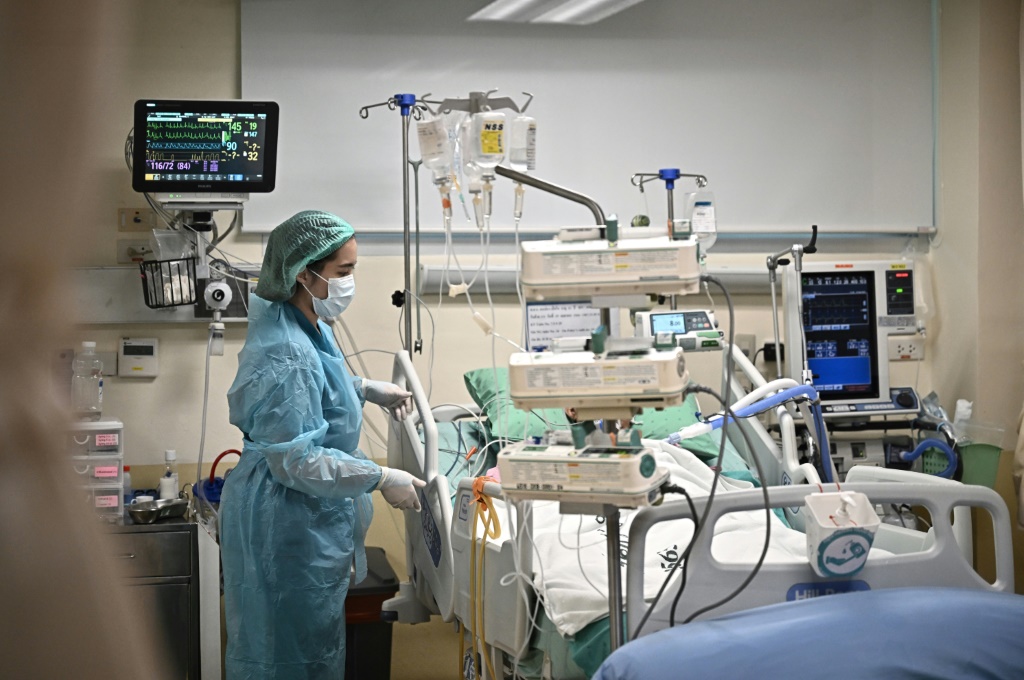 صورة مؤرخة في 21 نيسان/أبريل 2023 لممرضة في أحد مستشفيات بانكوك (ا ف ب)