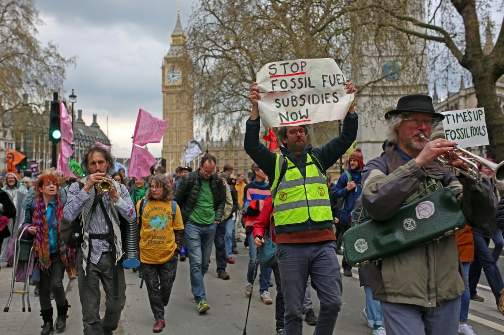 ناشطون بيئيون يشاركون في تحرك في لندن في 21 نيسان/أبريل 2023 (ا ف ب)