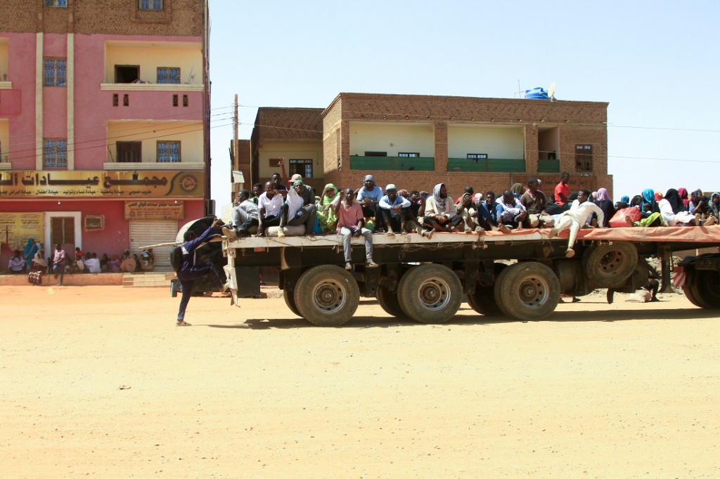 فارون من معارك الشوارع بين الجيش السوداني وقوات الدعم السريع، في جنوب العاصمة السودانية الخرطوم في 21 نيسان/أبريل 2023 (ا ف ب)