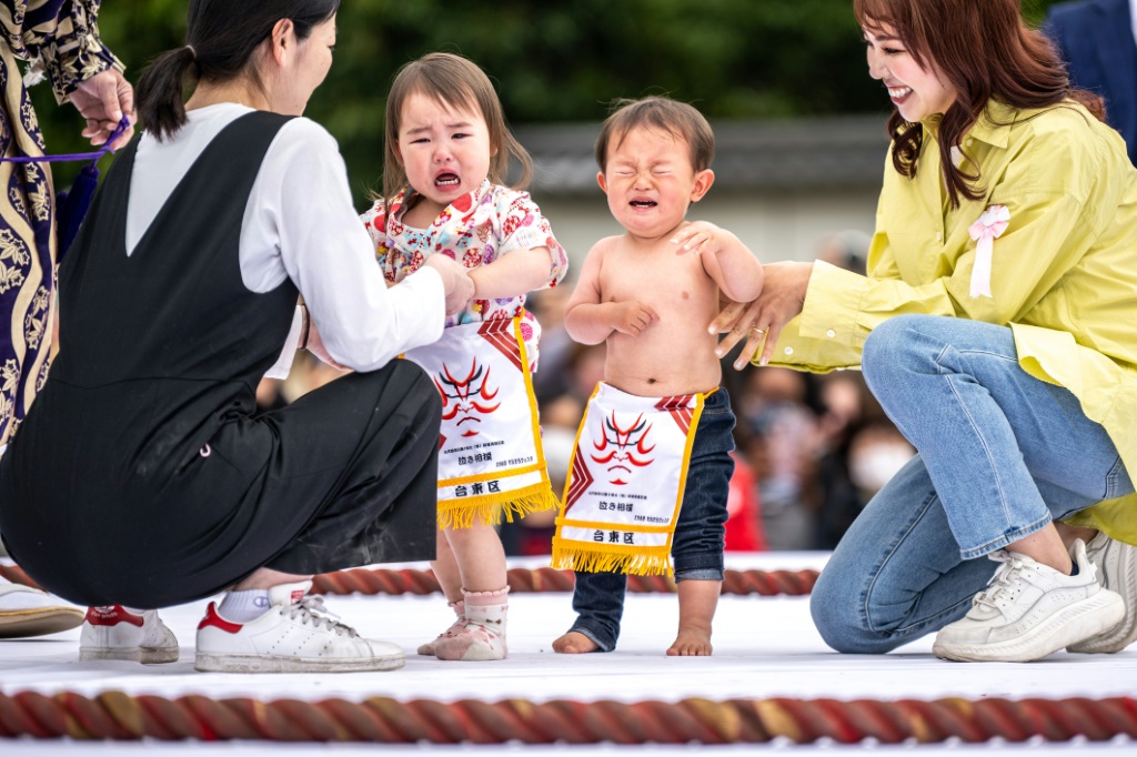 جانب من مهرجان "سومو لبكاء الأطفال" في معبد سينسوجي في العاصمة اليابانية طوكيو بتاريخ 22 نيسان/ابريل 2023 (ا ف ب)