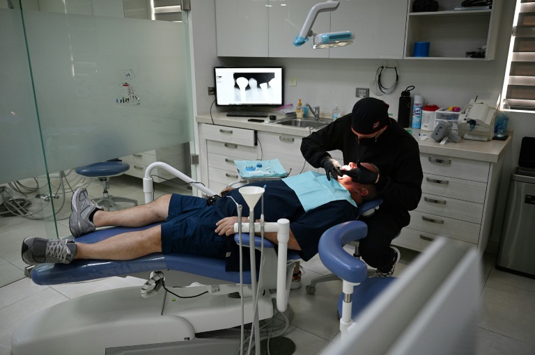 طبيب أسنان يجري عملية لأحد المرضى في لوس ألغودونيس المكسيكية بتاريخ 11 نيسان/ابريل 2023 (ا ف )