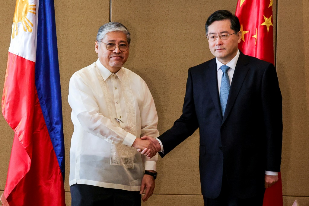 وزير خارجية الفيليبين إنريكي مانالو يلتقي وزير الخارجية الصيني تشين غانغ لإجراء محادثات في مانيلا شملت تايوان والخلاف في بحر الصين الجنوبي (ا ف ب)