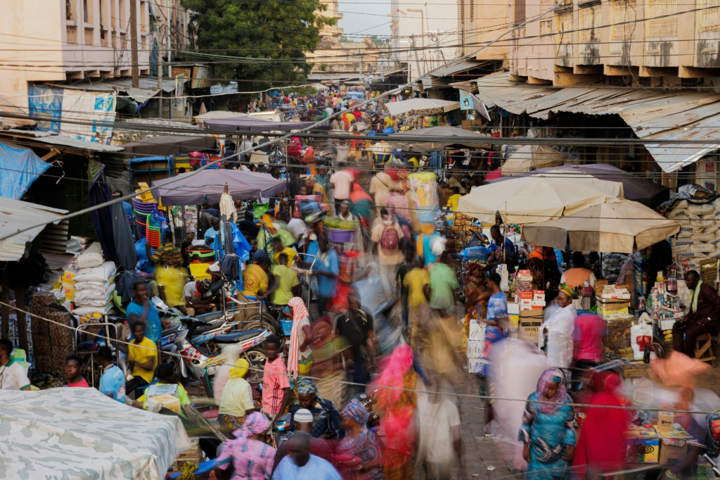 ماليون في سوق في الحي القديم بالعاصمة باماكو في 08 تشرين الأول/أكتوبر 2022 (ا ف ب)