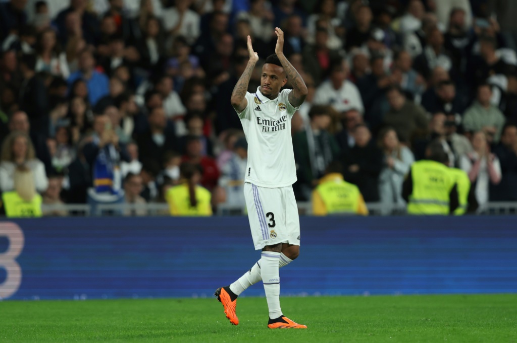 مدافع ريال مدريد البرازيلي إيدر ميليتاو فرحا ًبهدفه في مرمى سلتا فيغو على ملعب سانتياغو برنابيو في مدريد في 22 نيسان/أبريل 2023 (ا ف ب)