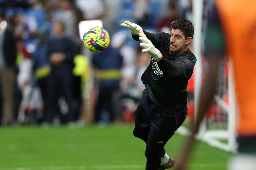 لا يزال كورتوا مؤمناً بفرص ريال مدريد في احراز لقب الدوري الإسباني (ا ف ب)