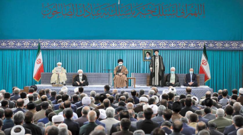 المرشد الإيراني يلتقي جمعاً من المسؤولين الإيرانيين وممثلي البعثات الدبلوماسية الإسلامية في طهران السبت (موقع خامنئي)