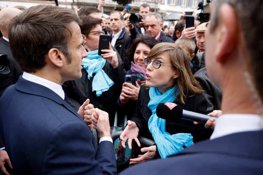    واجه الرئيس الفرنسي شخصيا الناخبين الغاضبين خلال رحلتين إلى الريف الفرنسي الأسبوع الماضي (أ ف ب)