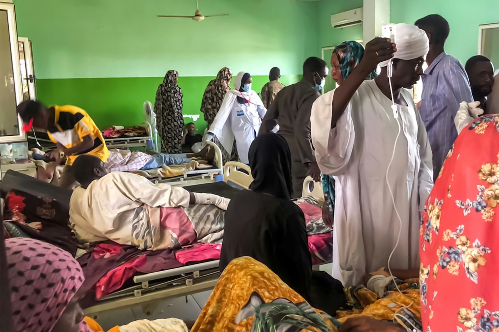 صورة مؤرخة 19 نيسان/أبريل 2023 وتم الحصول عليها من منظمة "أطباء بلا حدود" في 21 منه، تظهر جمعا من الأشخاص في مستشفى الفاشر في شمال دارفور. (أ ف ب)   