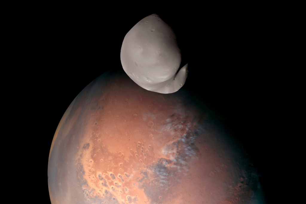    صورة نشرها المسؤولون عن مهمة الإمارات لاستكشاف المريخ بتاريخ 24 نيسان/ابريل 2023 تظهر القمر الصغير "ديموس" حول المريخ (أ ف ب)