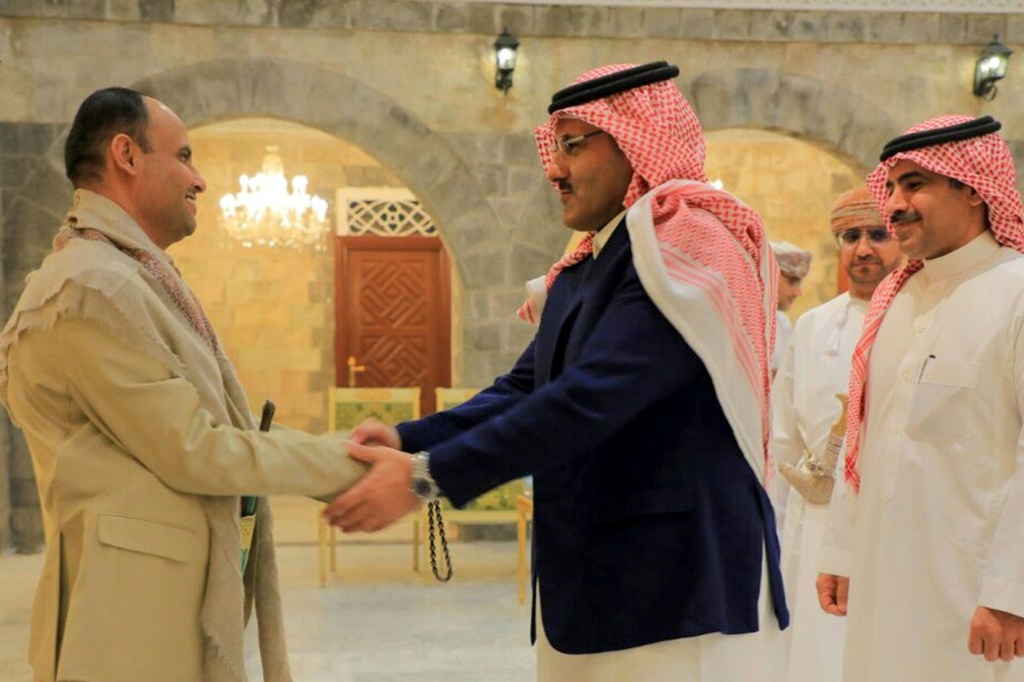 السفير السعودي محمد آل جابر يصافح رئيس المجلس السياسي الاعلى للحوثيين مهدي المشاط في صنعاء في صورة وزعتها وسائل إعلام تابعة للحوثيين في 9 نيسان/ابريل 2023 (ا ف ب)