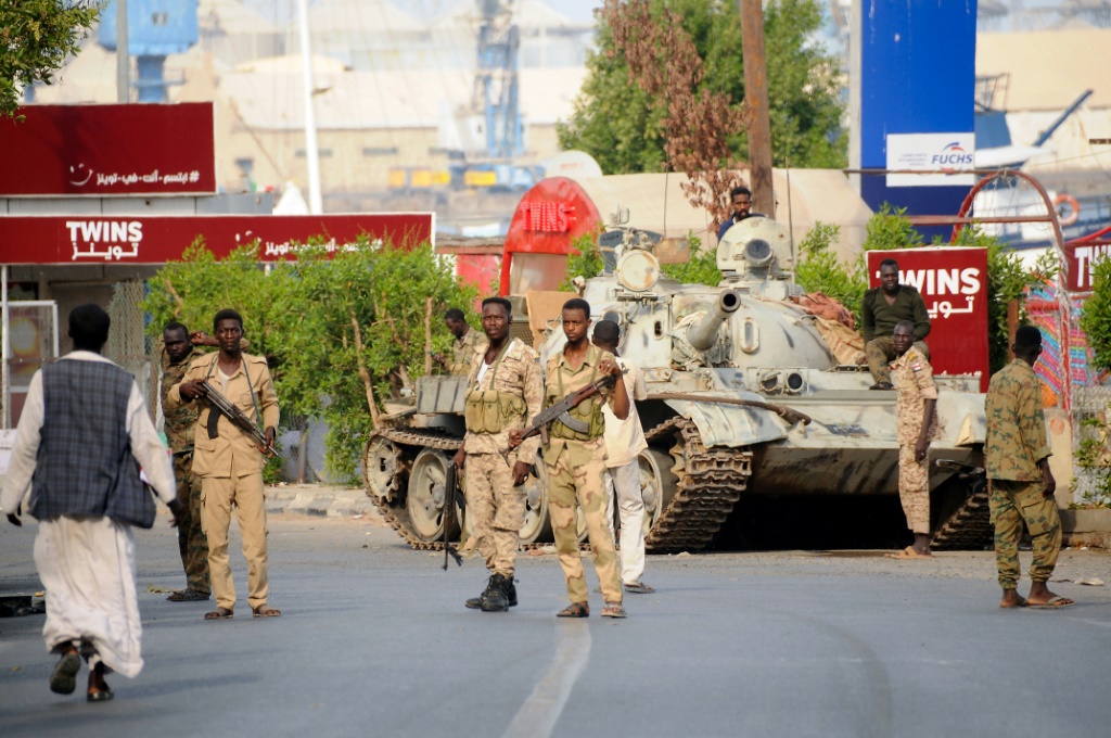    جنود الجيش السوداني الموالون لقائد الجيش عبد الفتاح البرهان يشغلون موقعا في مدينة بورتسودان على البحر الأحمر. (ا ف ب)