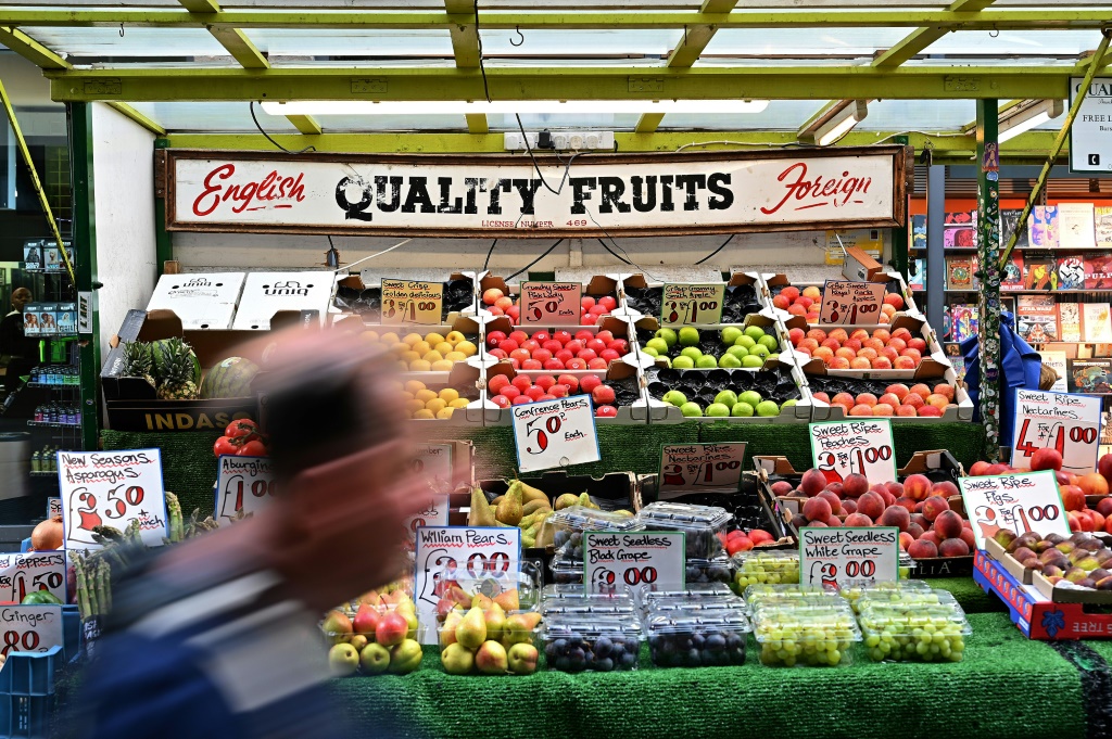    أسعار المواد الغذائية في سوق في لندن بتاريخ 12 أيار/مايو 2022 (أ ف ب)