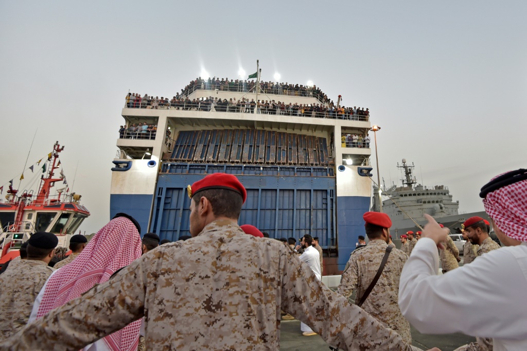     تلقت المملكة العربية السعودية عدة جولات من الأشخاص الذين تم إجلاؤهم جواً وبحراً منذ اندلاع القتال في السودان في 15 أبريل ، لكن السفينة التي رست في جدة فجر الأربعاء كانت الأكبر حتى الآن. (ا ف ب)