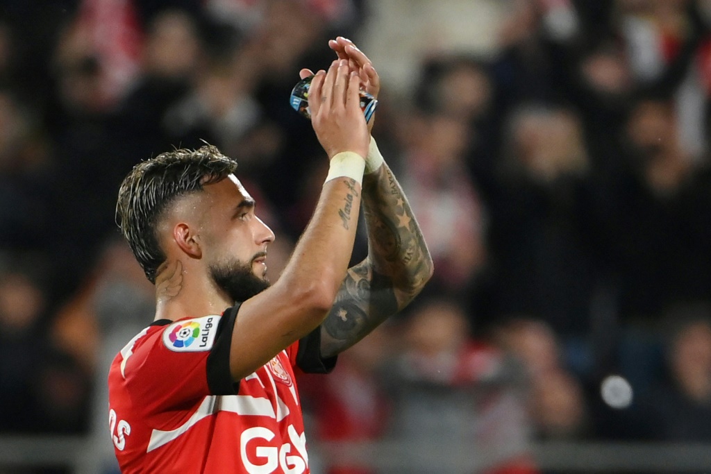 مهاجم جيرونا تاتي كاستيانوس يحيي جماهير ملعب مونتيليفي بعد رباعيته في مرمى ريال مدريد في الدوري الإسباني في 25 نيسان/أبريل 2023 (ا ف ب)