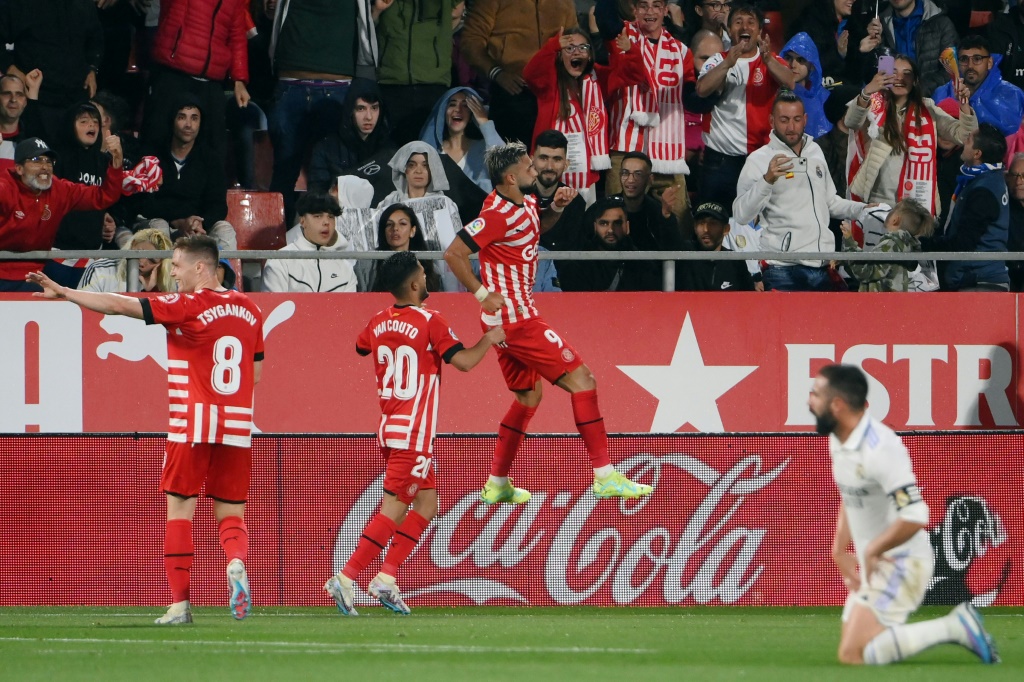  مهاجم جيرونا الأرجنتيني فالنتين كاستيانوس يحتفل بهدفه الرابع في مرمى ريال مدريد على ملعب مونتيليفي في جيرونا في 25 نيسان/أبريل 2023 (ا ف ب)