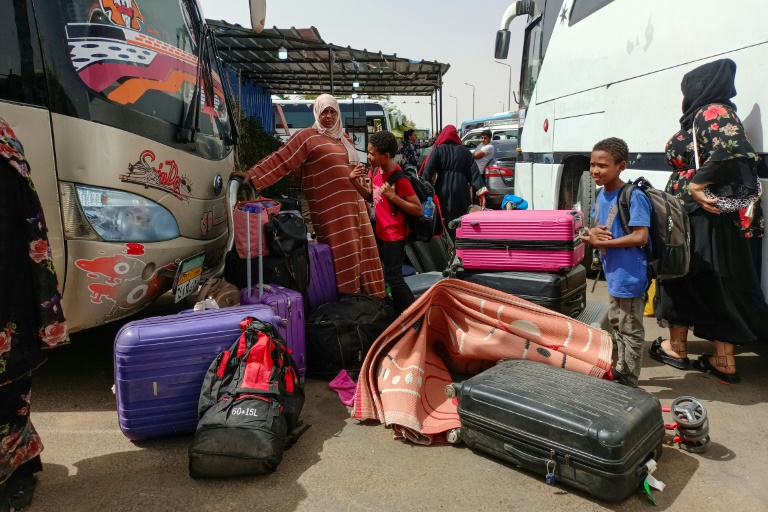 رعايا فروا من السودان لدى وصولهم محطة قطارات قرب مدينة أسوان بمصر، في 25 نيسان/أبريل 2023 (أ ف ب)