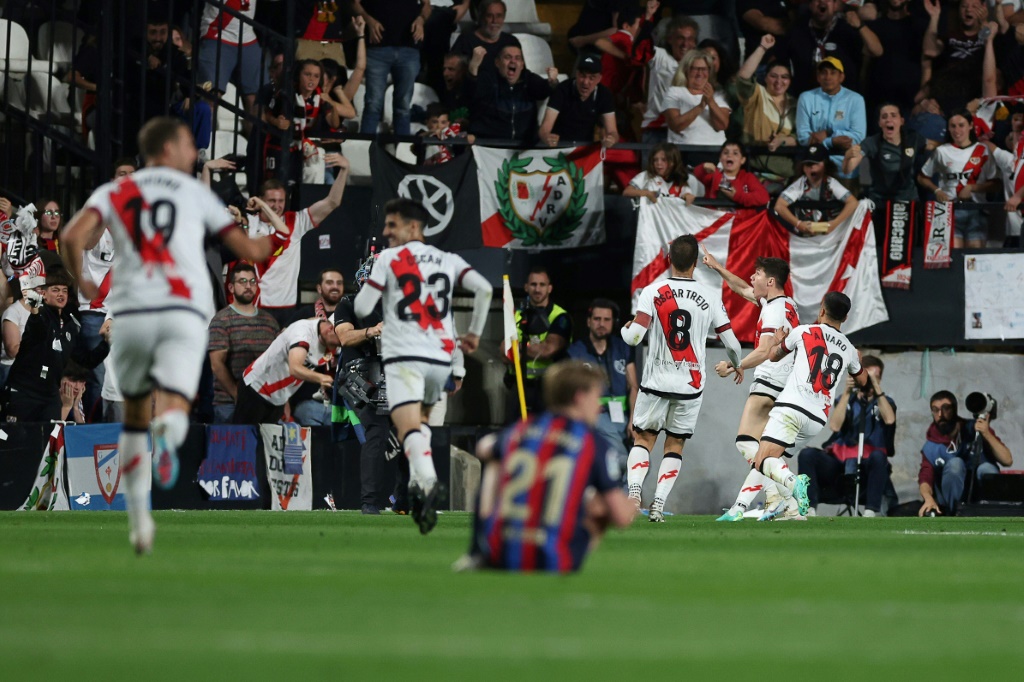 لاعبو رايو فايكانو يحتفلون بالهدف الثاني في مرمى برشلونة. 26 نيسان/أبريل 2023 (ا ف ب)