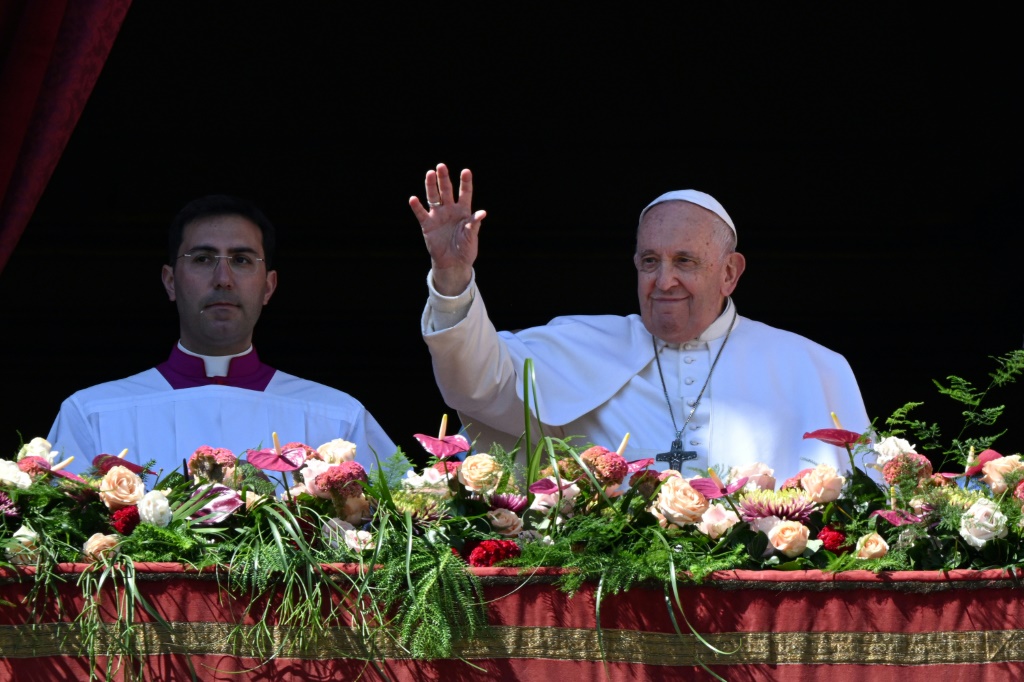 البابا فرانسيس بعد تلاوته رسالة عيد الفصح في ساحة القديس بطرس في الفاتيكان في التاسع من نيسان/أبريل 2023 (ا ف ب)