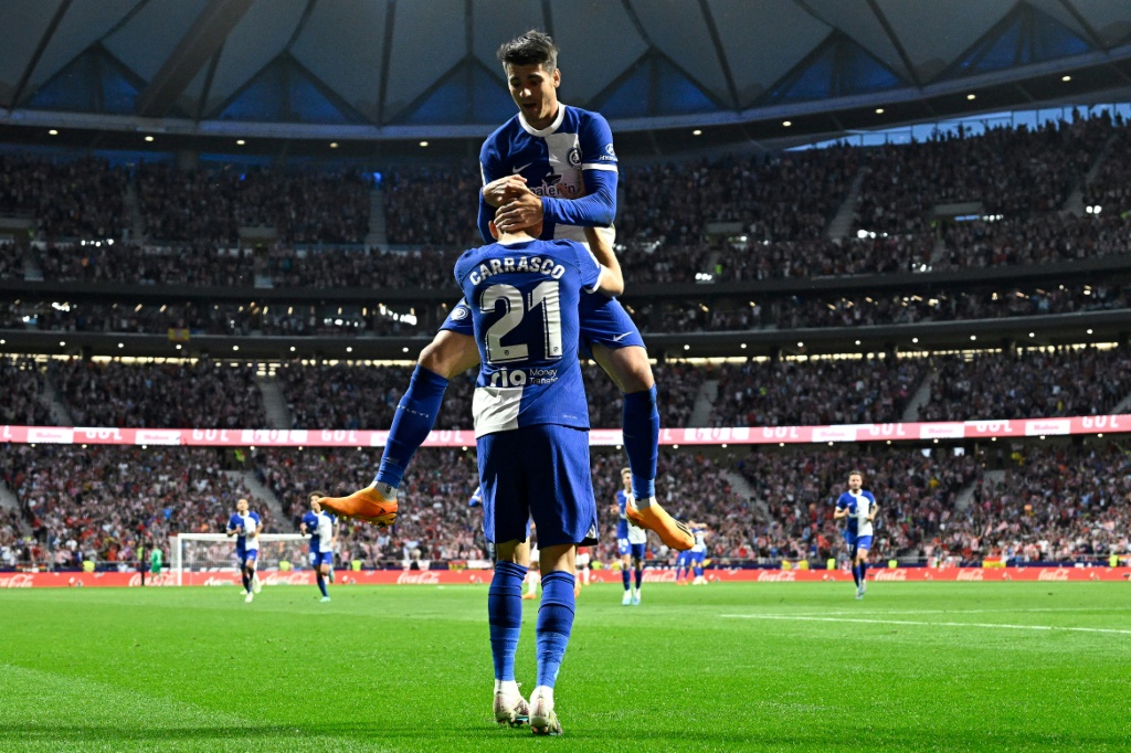 لاعب الوسط البلجيكي بانيك كاراسكو محتفلاً بتسجيل الهدف الثالث لأتلتيكو مدريد في مرمى ريال مايوركا مع زميله ألفارو موراتا صاحب الهدف الثاني. 26 نيسان/أبريل 2023 (ا ف ب)