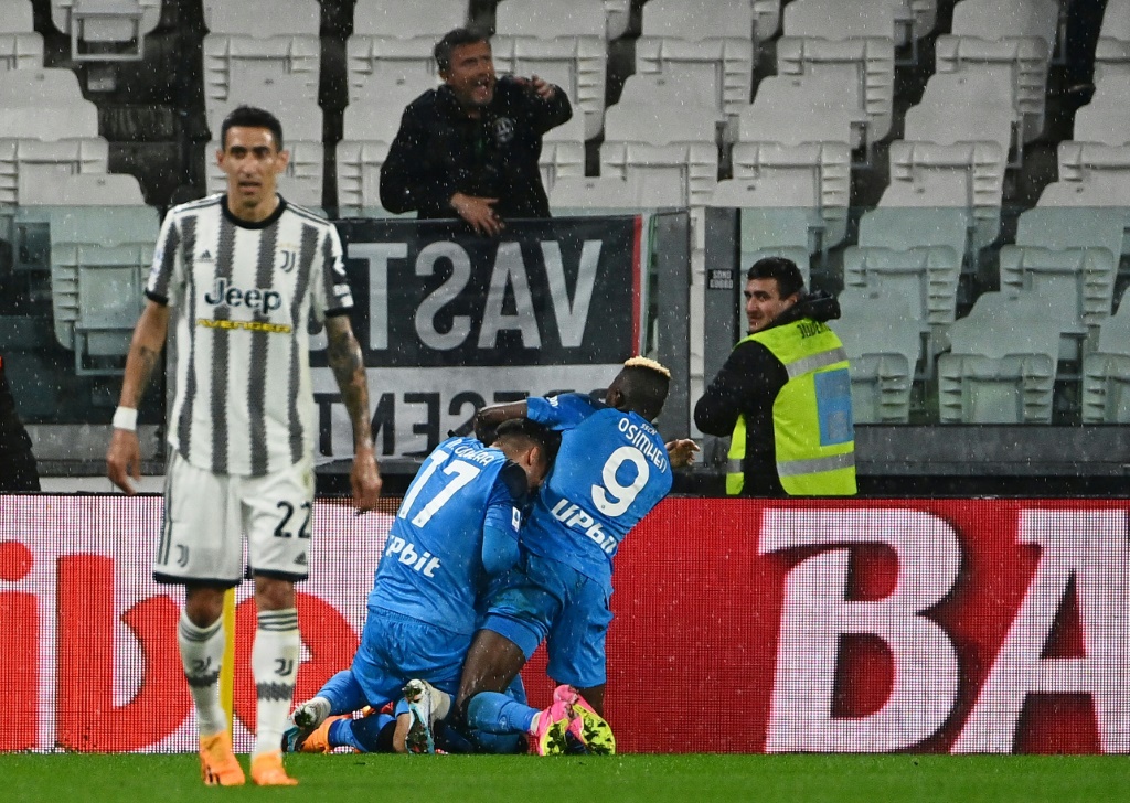لاعبو نابولي يحتفلون بعد تسجيل جاكومو راسبادوري هدف الفوز على يوفنتوس في الدوري الإيطالي (ا ف ب)