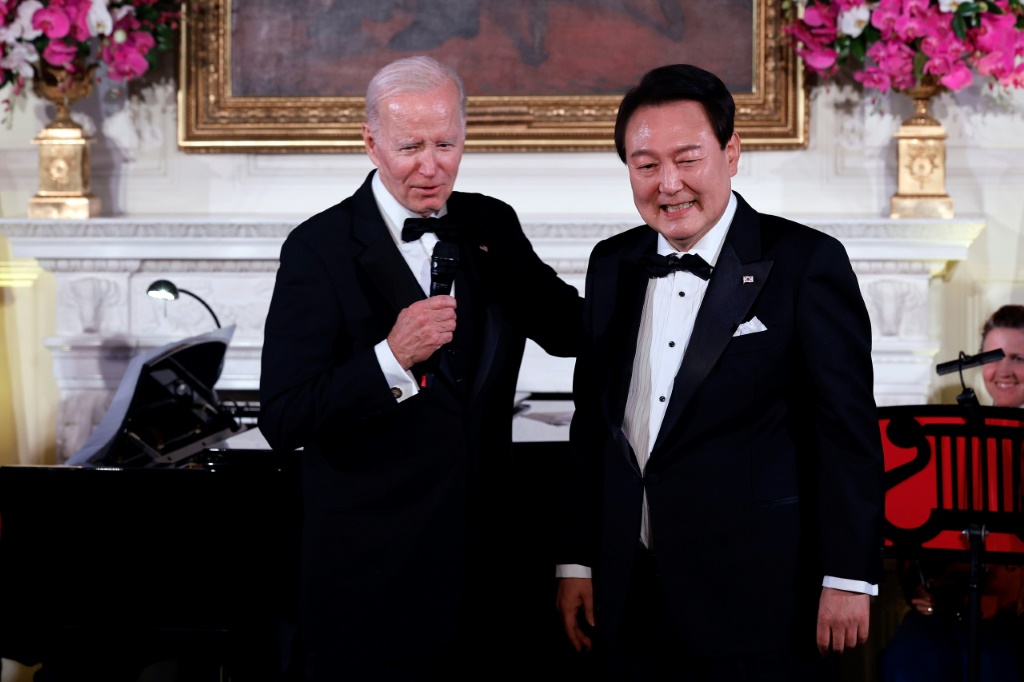 الرئيس الأميركي جو بايدن ونظيره الكوري الجنوبي يوون سوك يول في البيت الأبيض في 26 نيسان/ابريل 2023 (ا ف ب)