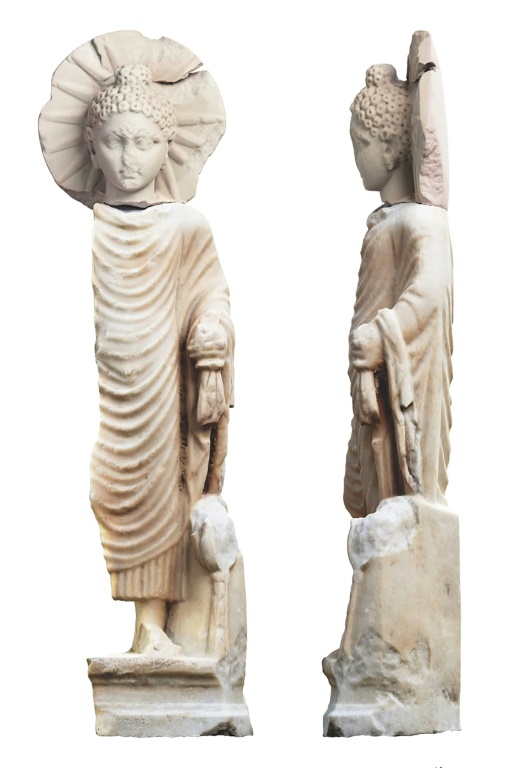 صورة نشرتها وزارة السياحة والآثار المصرية في 27 نيسان/أبريل 2023 لتمثال لبوذا اكتشف بمعبد مدينة برنيكي بمحافظة البحر الأحمر (ا ف ب)