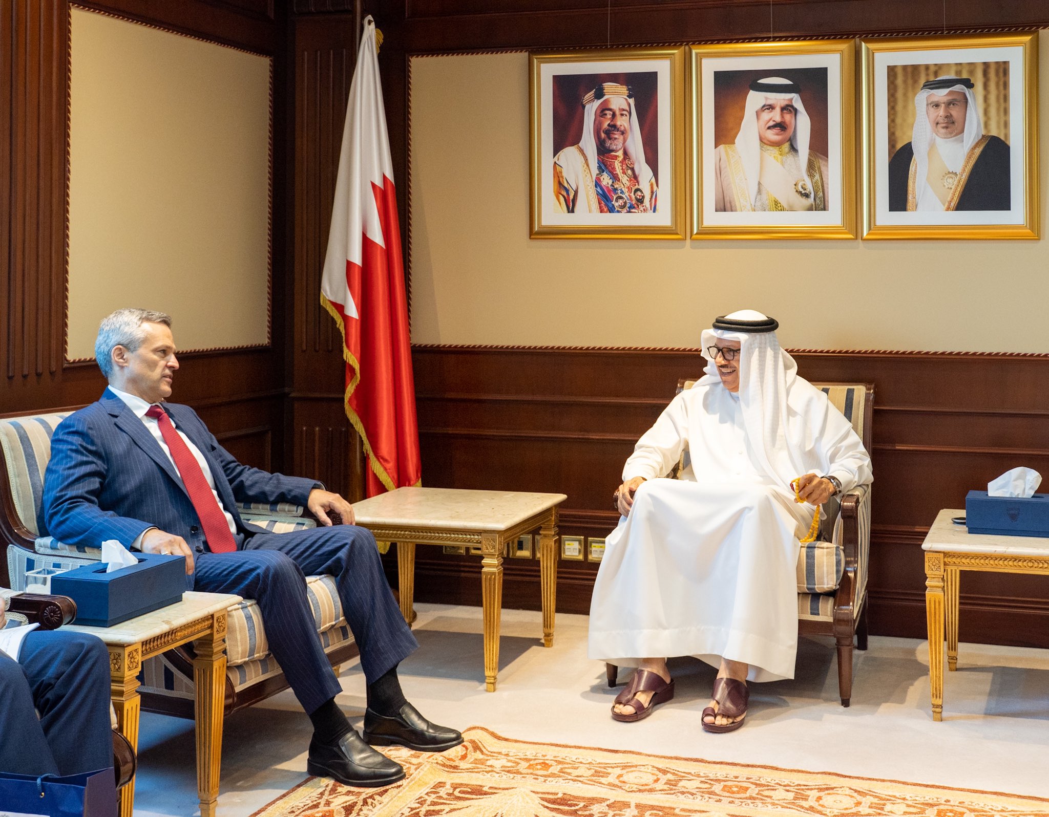 وزير الخارجية البحريني عبد اللطيف الزياني، مع سفير روسيا لدى المنامة (وزارة الخارجية البحرينية)