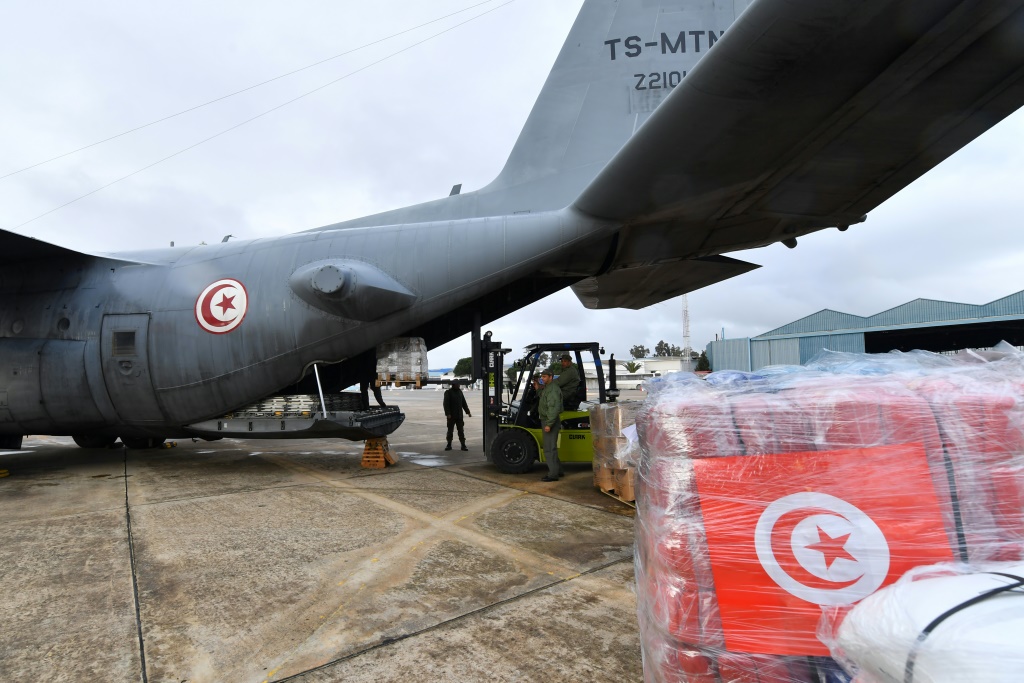    عمال اغاثة تونسيون يحملون طائرة عسكرية بمساعدات إلى سوريا وتركيا في مطار العوينة العسكري التونسي في السابع من شباط/فبراير 2023 (أ ف ب)