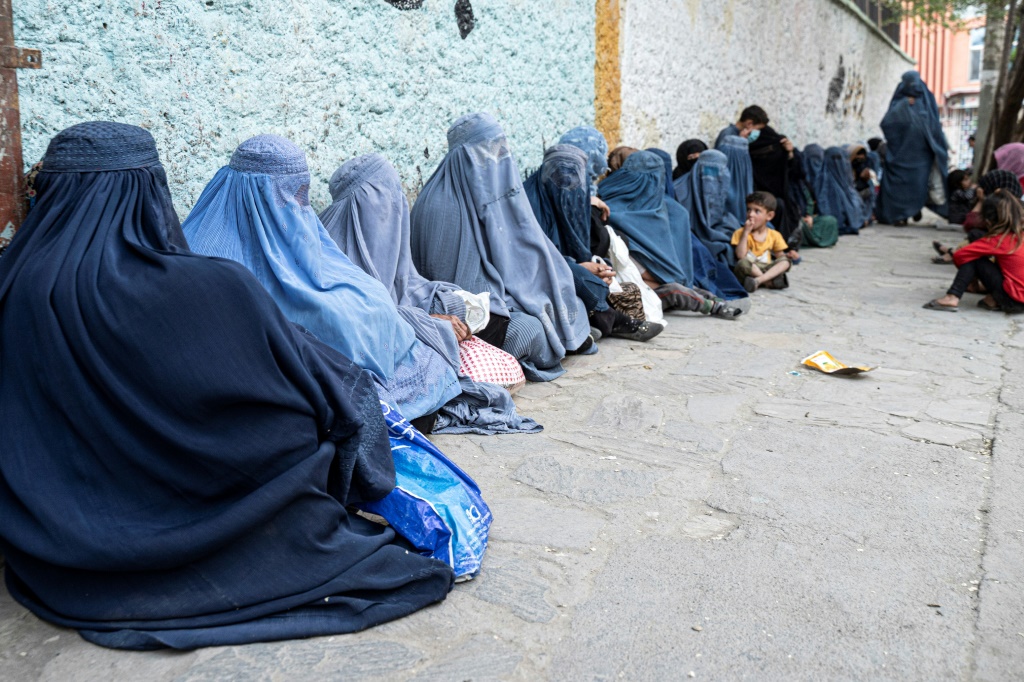    أفغانيات ينتظرن جمع الخبز من إحدى الجمعيات الخيرية أثناء تواجدهن في كابول. قال مجلس الأمن التابع للأمم المتحدة إن سياسات حكومة طالبان تجاه المرأة تقوض حقوق الإنسان (أ ف ب)