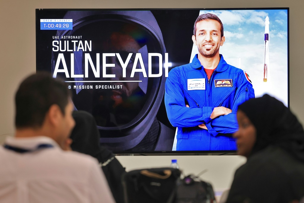 صورة لرائد الفضاء الإماراتي سلطان النيادي تظهر على إحدى الشاشات في مركز محمد بن راشد للفضاء في دبي بتاريخ الثاني من آذار/مارس 2023 (ا ف ب)