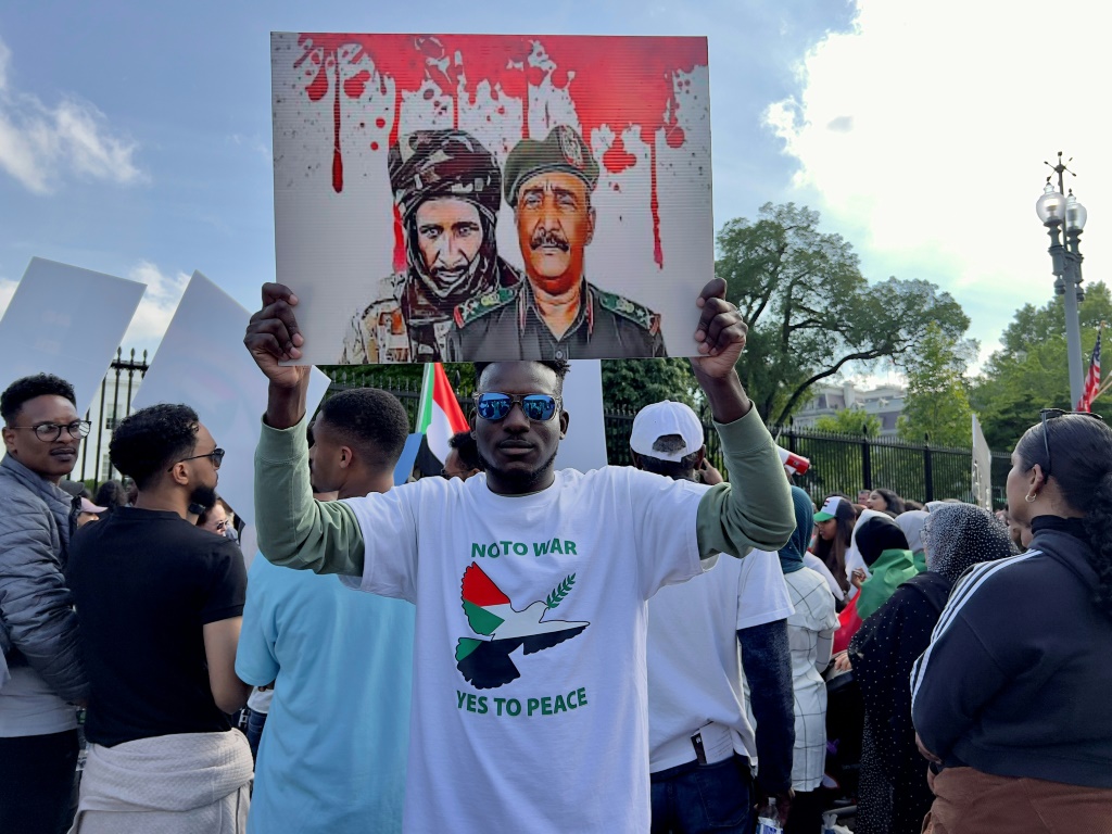    نشطاء يتظاهرون أمام البيت الأبيض لمطالبة الولايات المتحدة بالتدخل لوقف المعارك في السودان، في 29 نيسان/أبريل 2023 (ا ف ب)