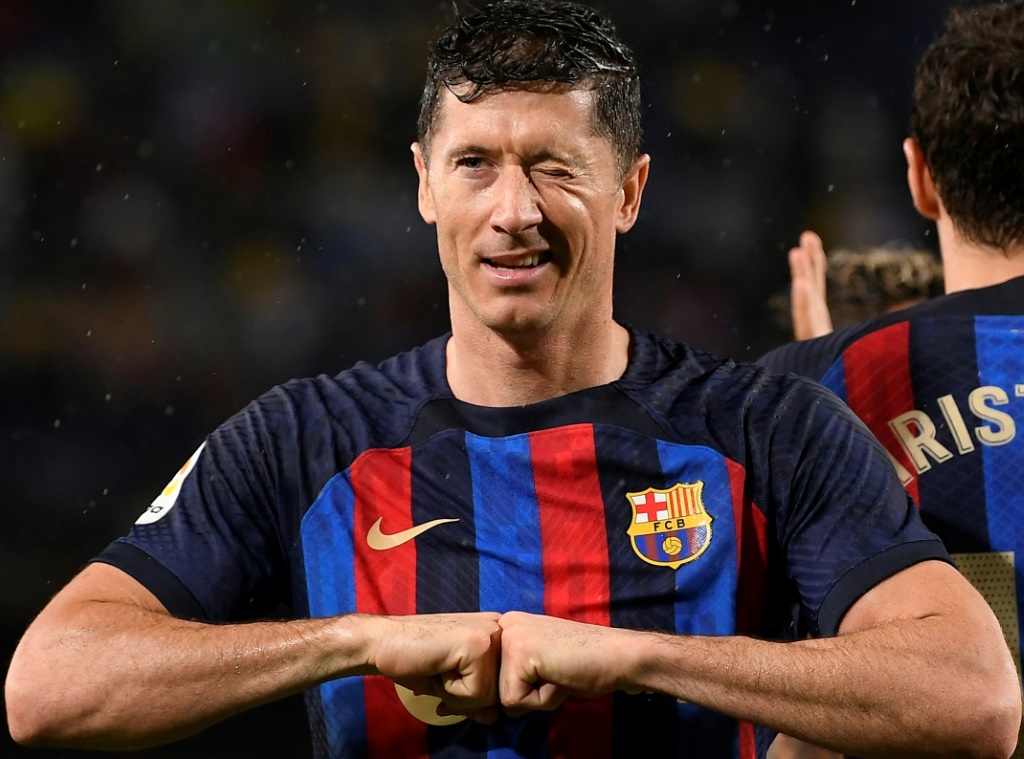 مهاجم برشلونة البولندي روبرت ليفاندوفسكي بعد التسجيل في مرمى ريال بيتيس في الدوري الاسباني لكرة القدم. برشلونة في 29 نيسان/ابريل 2023 (ا ف ب)