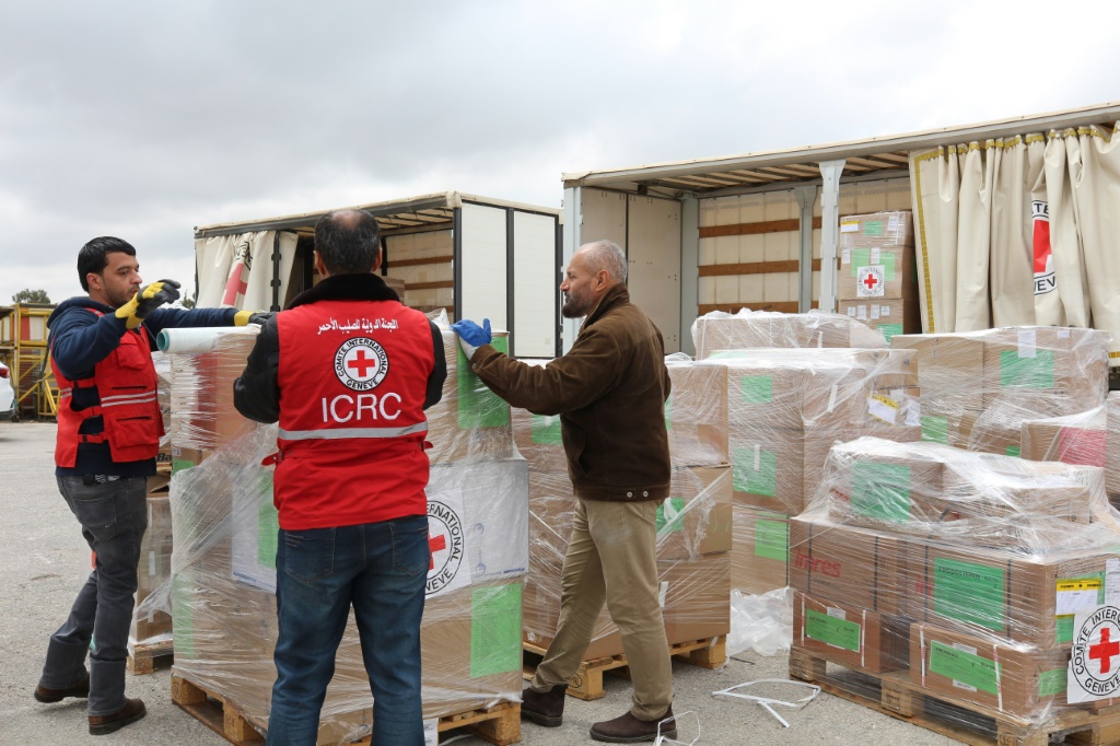    تظهر صورة نشرتها اللجنة الدولية للصليب الأحمر في 30 أبريل / نيسان 2023 أعضاء اللجنة الدولية للصليب الأحمر وهم يعدون صناديق المساعدات الإنسانية في عمان قبل تحميلها على متن طائرة متجهة إلى بورتسودان. (ا ف ب)