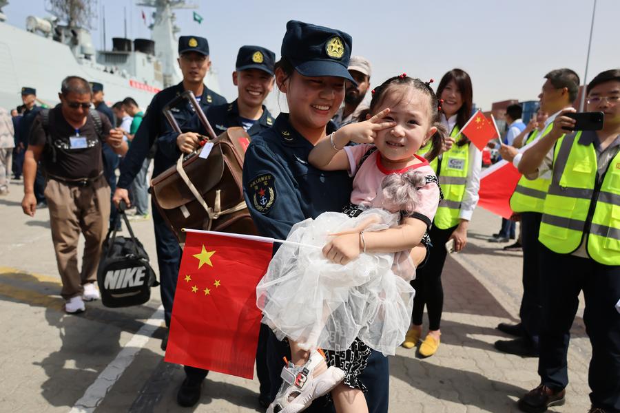 في الصورة الملتقطة يوم 27 أبريل 2023، جندية من البحرية الصينية ترافق طفلة تم إجلاؤها من السودان بواسطة البحرية الصينية، تصل إلى ميناء جدة السعودي (شينخوا)