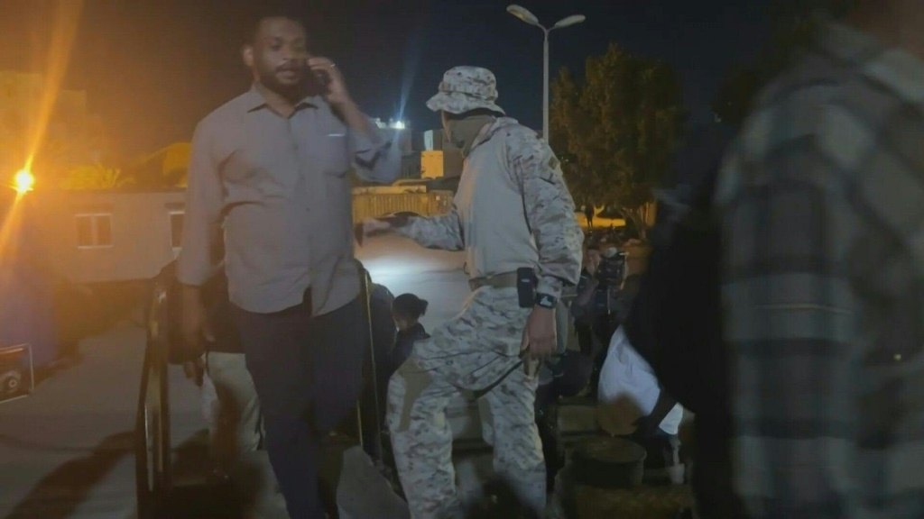    من تم إجلاؤهم من السودان يستعدون للصعود على متن سفينة عسكرية متجهة إلى السعودية (أ ف ب)
