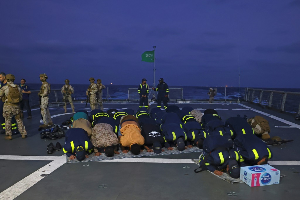 القوات البحرية والخاصة السعودية تؤدي صلاة الفجر على متن السفينة HMS الدرعية خلال عملية الإجلاء من بورتسودان إلى جدة. (أ ف ب)